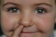 ۱۰ راه برای مبارزه با انگشت کردن در بینی توسط کودک